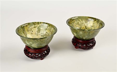 Coppia di coppette in giada, Cina, XX secolo cm 5x12,5 - con la base h cm 9...