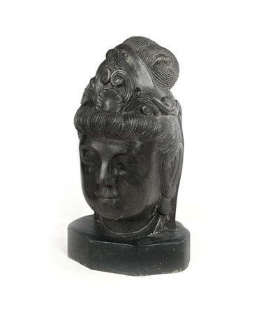 Grande testa di Guan Yin in pietra nera, Cina, XIX secolo altezza cm 60...