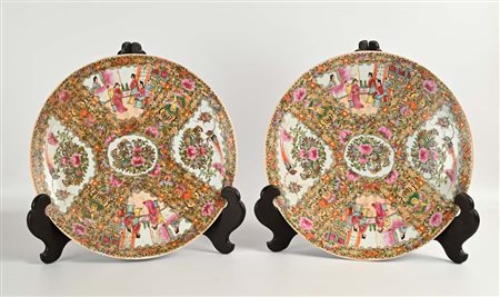 Coppia di grandi piatti in porcellana, Cina, Famille Rose, dinastia Qing, XIX...