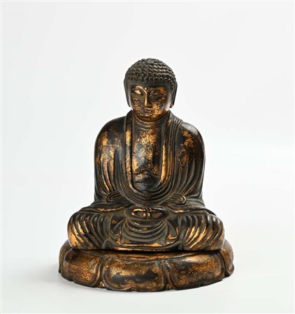 Buddha in legno a patina scura con tracce di doratura, Giappone, XX secolo cm...