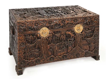 Baule in legno intagliato, Cina, Repubblica, XX secolo cm 62x112x58