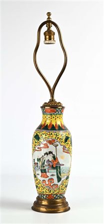 Vaso in porcellana policroma, Cina, fine dinastia Qing altezza cm 65...