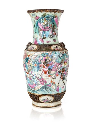 Vaso a balaustro in porcellana policroma, Cina altezza cm 46 decorato nei...