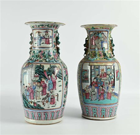 Due vasi in porcellana policroma, Cina, fine dinastia Qing altezza cm 45,5...
