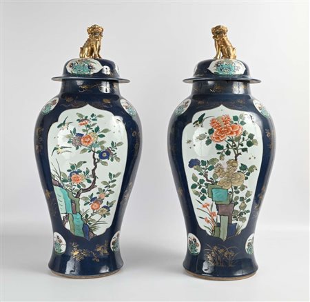 Coppia di grandi potiches in porcellana, Giappone, XIX secolo altezza cm 74...