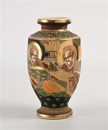 Vaso a giara in porcellana policroma e dorata, Satsuma, Giappone, XX secolo...