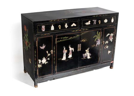 Credenza in legno laccato nero con motivi decorativi applicati, Cina, XX...