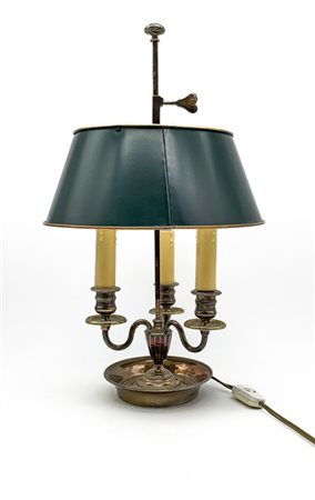 Lampada bouillotte a tre luci in metallo argentato con base circolare e paralum