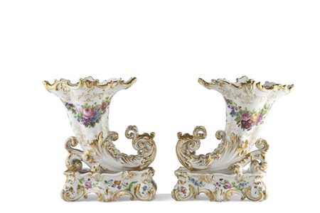 Manifattura Jacob Petit, secolo XIX. Coppia di vasi a forma di cornucopia in po