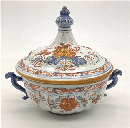 Tazza da brodo con coperchio in maiolica dipinta in policromia nei toni del blu