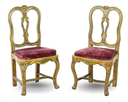 Coppia di sedie in legno dipinto e laccato con decori floreali in policromia, s