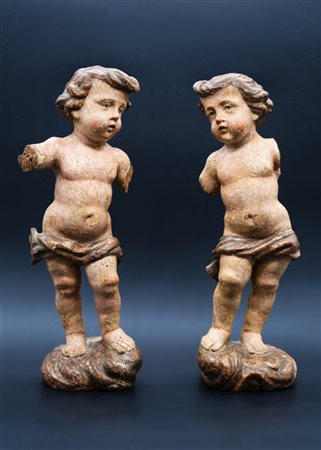 Scultore di inizio secolo XVIII, coppia di angeli in legno intagliato, laccato