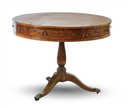 Tavolino da gioco con piano circolare impiallacciato in legni vari e parzialmen