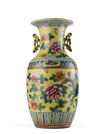 Vaso in porcellana policroma a fondo giallo decorato con motivi floreali, anse
