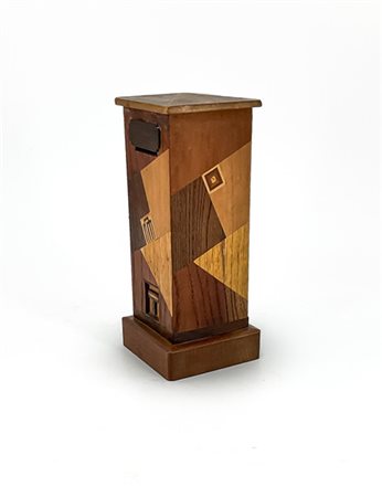 Salvadanaio in legno di varie essenze. Giappone, periodo Meiji (1868-1912) (cm