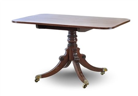 Tavolino con piano a vela in mogano, fusto tornito e gambe sagomate con piedini