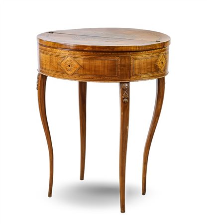 Tavolino da lavoro di forma ovale lastronato e intarsiato a figure e motivi geo