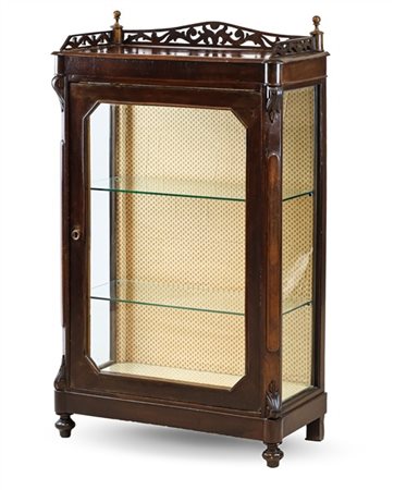 Vetrinetta ad un'anta con montanti decorati da foglie intagliate e piano con bo