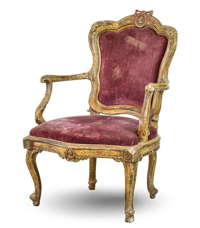 Poltrona in legno intagliato e laccato con decori in policromia a motivi florea