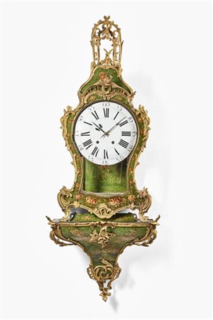 Pendola del tipo Neuchateloise laccata nei toni del verde a decori floreali e f