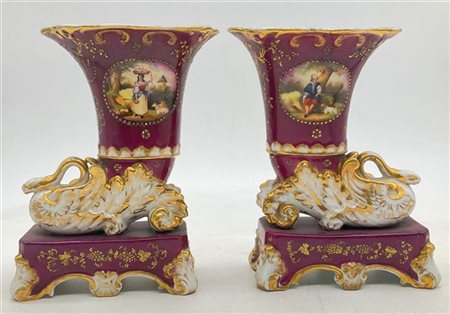 Manifattura francese, secolo XIX. Coppia di vasi a cornucopia con attaccature a