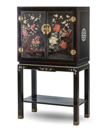 Cabinet in legno laccato a due sportelli con decorazione policroma su fondo ner