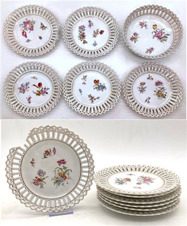 Set in porcellana decorata in policromia con mazzi di fiori composto da dodici