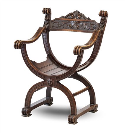 Poltroncina in noce intagliato del tipo "dantesca" con schienale sagomato e pun