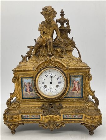 Raingo à Paris. 
Pendola da appoggio in metallo dorato e placche policrome deco