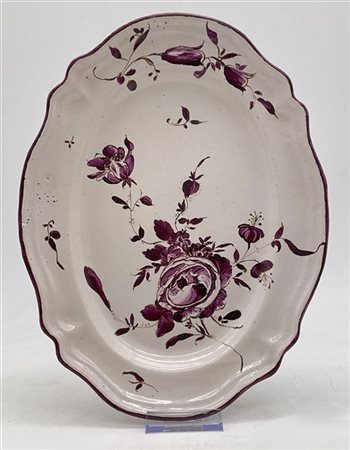 Manifattura del secolo XVIII. Vassoio a profilo mistilineo in maiolica dipinta