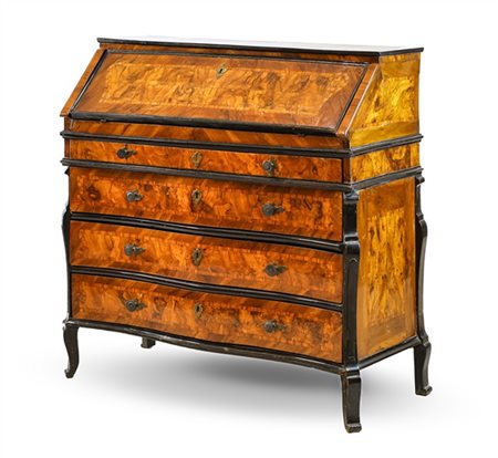 Ribalta lastronata in legni vari con profili ebanizzati, fronte mossa a tre cas