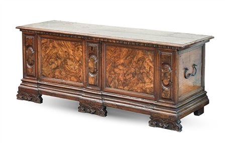 Cassapanca in noce con pannellature in radica di noce, piano con bordura dentel