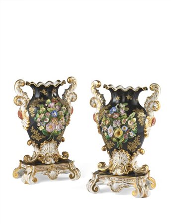 Manifattura Jacob Petit, secolo XIX. Coppia di vasi biansati in porcellana poli