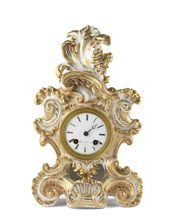 Henry Marc à Paris. Pendola da appoggio di forma mossa con cassa in porcellana