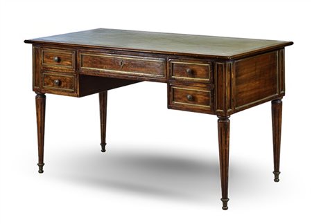 Scrittoio in noce con bordure in ottone a cinque cassetti, gambe scanalate, pia