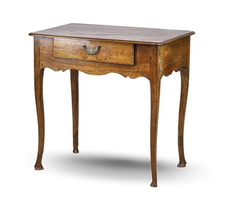 Piccolo scrittoio da centro in noce con un cassetto nella fascia e grembiale sa