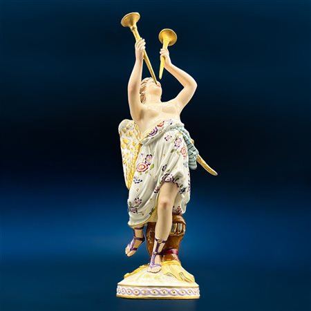 Manifattura KPM, Berlino, secolo XIX. Figura di angelo allegorico su panoplia i