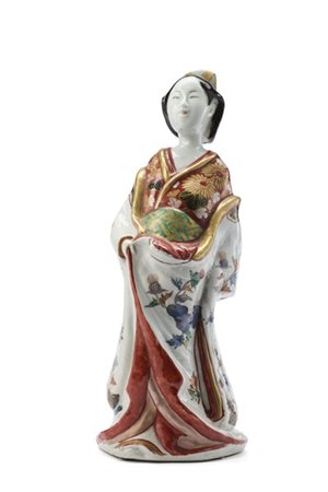 Figura di Geisha in porcellana policroma Arita con dorature. 
Giappone, periodo