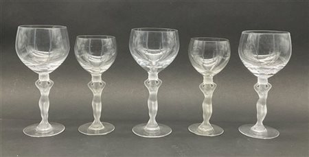 Parte di servizio di bicchieri in vetro pressato in forma con stelo a figura fe