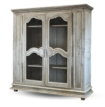 Armadio in legno laccato a due ante con riserve a giorno sagomate con rete, cap