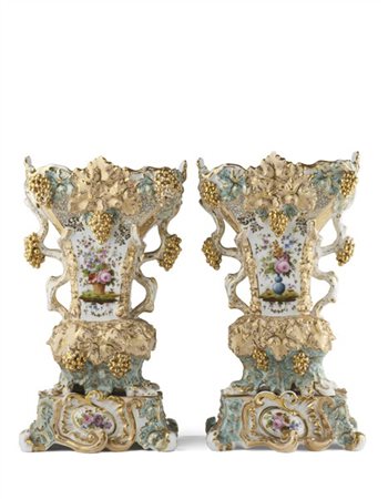 Manifattura Jacob Petit, secolo XIX. Coppia di vasi biansati di forma mossa in