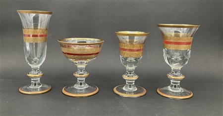 Parte di servizio di bicchieri in vetro con bordure dorate e in rosso composto