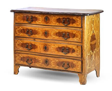 Cassettone in noce decorato da intarsi in legno chiaro a volute e fiori con ris