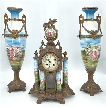 Trittico da camino composto da una pendola in metallo con colonnine e sfera in