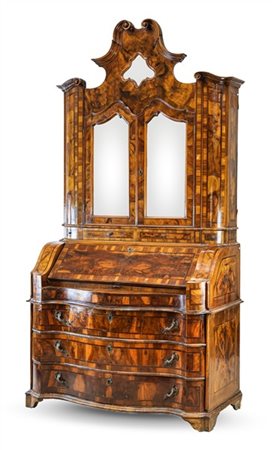 Trumeau lastronato in radica di carrubo con filettature, parte inferiore con fr