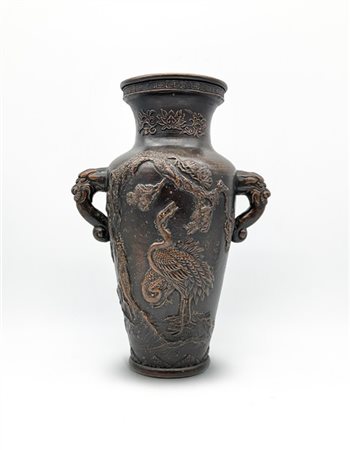 Vaso biansato in cotto patinato con anse ferine e decoro floreale e gru, bocca