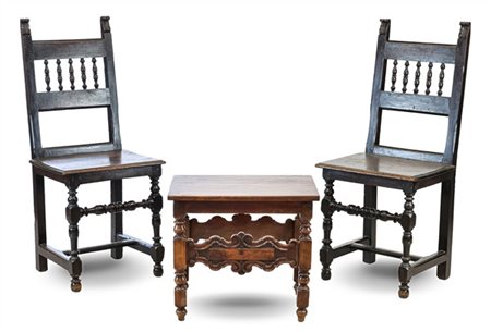 Lotto composto da una coppia di sedie in legno con gambe a rocchetto e schienal