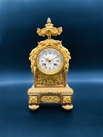 Perrelet. 
Pendola da appoggio con cassa in bronzo dorato e quadrante in smalto