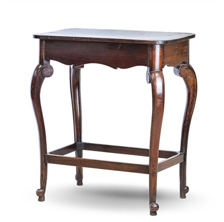 Antico tavolino da centro di forma mossa in legno intagliato, due cassetti sul