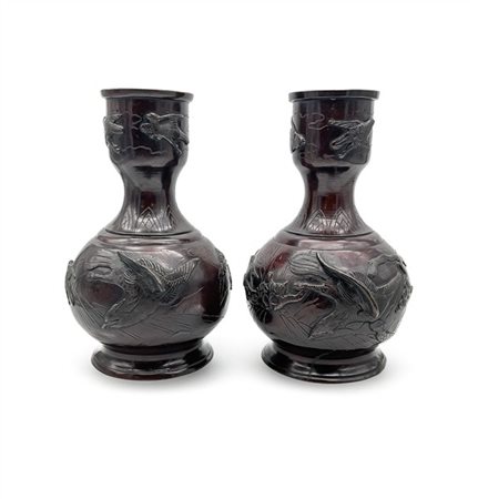 Coppia di vasi a bottiglia in bronzo inciso con decoro a volatili a rilievo.
Gi